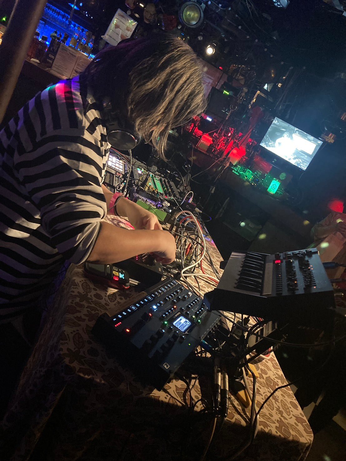 機材を操作するライブパフォーマンス